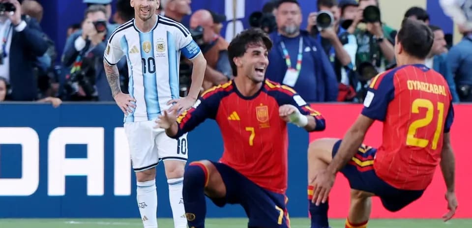 Lionel Messi sonríe durante el partido