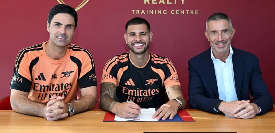 Jugadores y directivos en firma de contrato