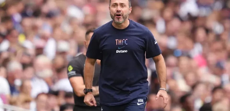 Entrenador dirigiendo a su equipo en el campo