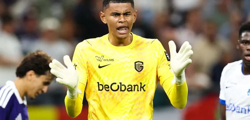 Portero con guantes dirigiendo a su equipo en el partido