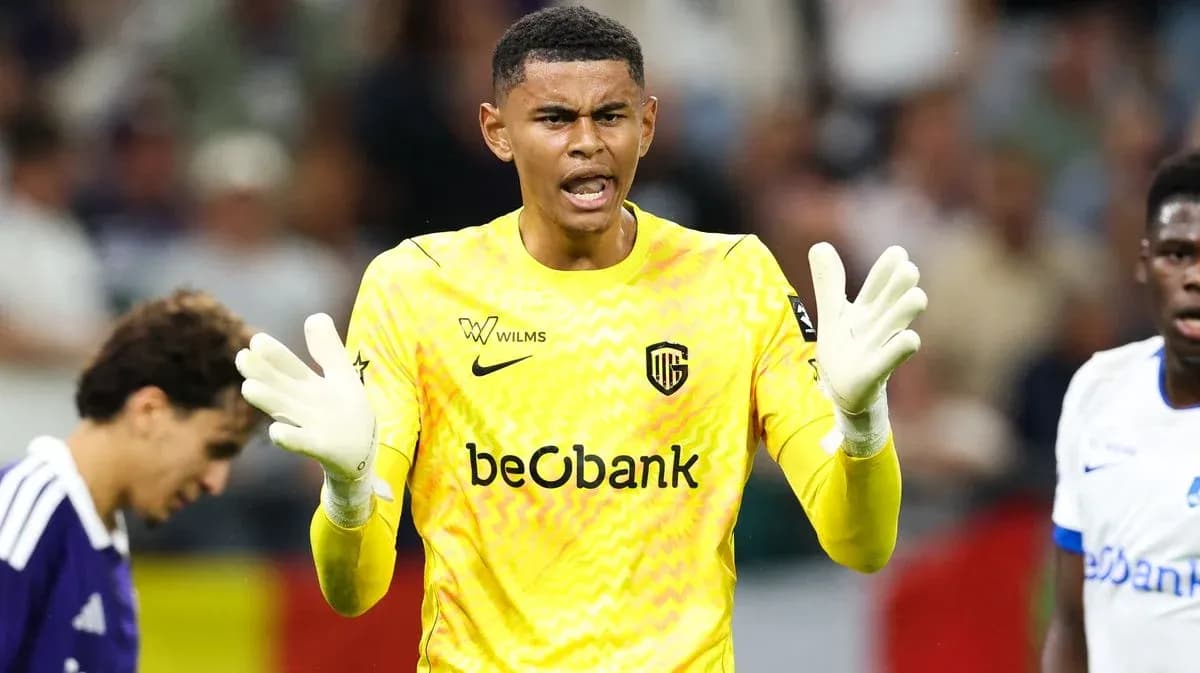 Portero con guantes dirigiendo a su equipo en el partido