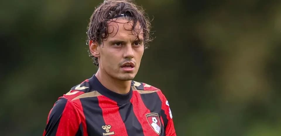 Jugador de Bournemouth en el campo durante un partido