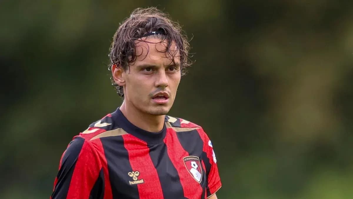 Jugador de Bournemouth en el campo durante un partido