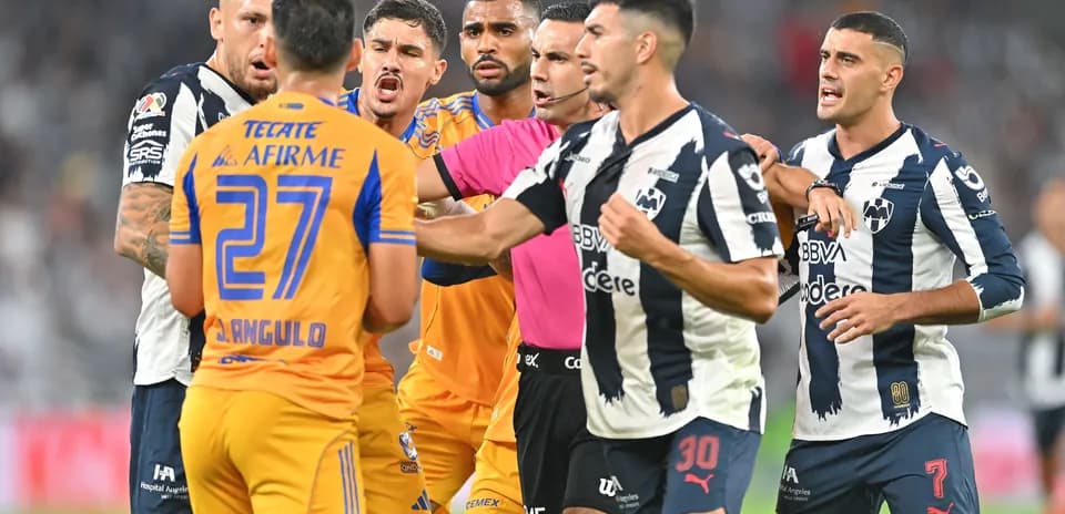 Jugadores de Monterrey y Tigres discutiendo en el partido