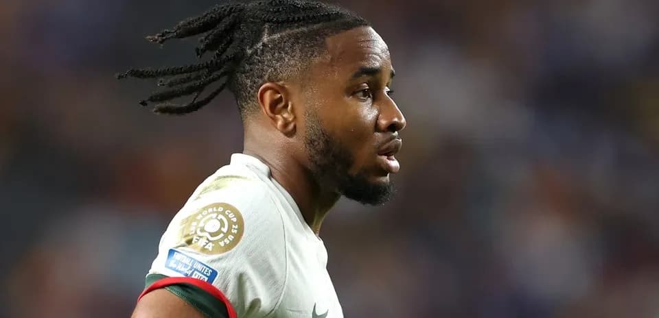 Jugador de fútbol con trenzas en el campo