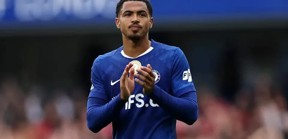 Jugador aplaudiendo en el campo de fútbol
