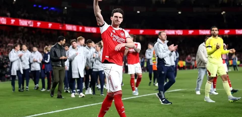 Jugador de Arsenal saludando a la afición tras el partido