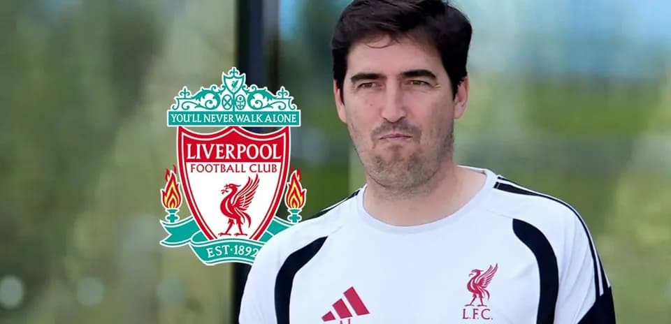 Entrenador de Liverpool con el logo del club