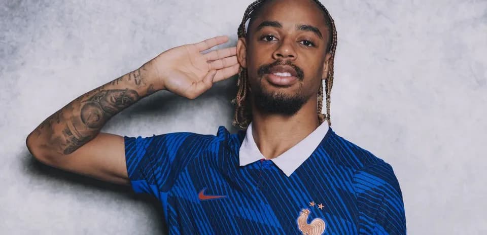 Jugador posando con camiseta de la selección francesa