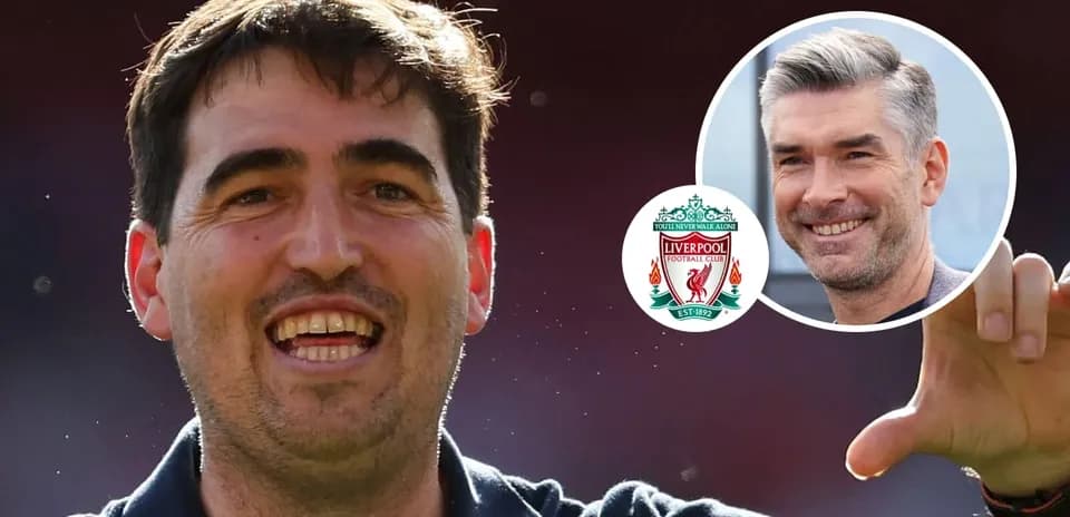 Entrenador sonriendo durante el partido de Liverpool