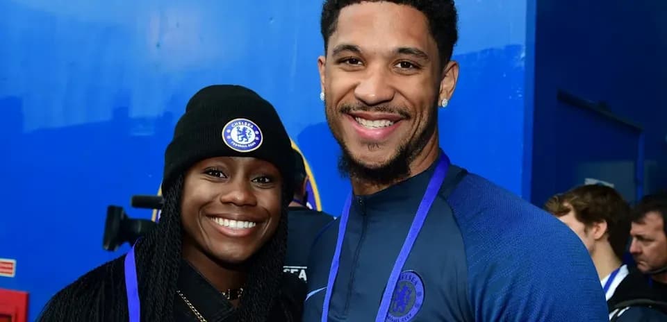 Dos personas sonriendo en un evento de Chelsea