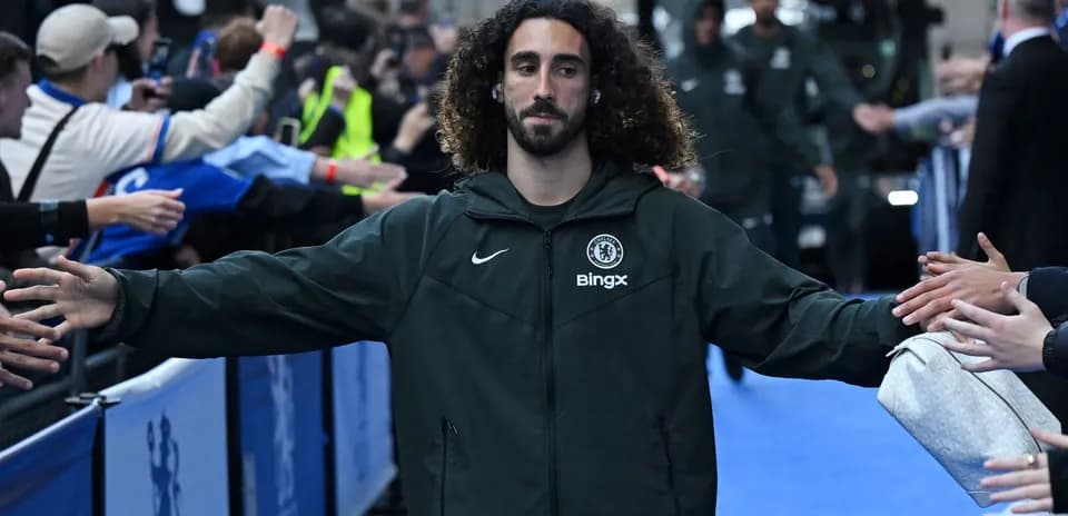 Jugador de Chelsea saludando a aficionados en el estadio