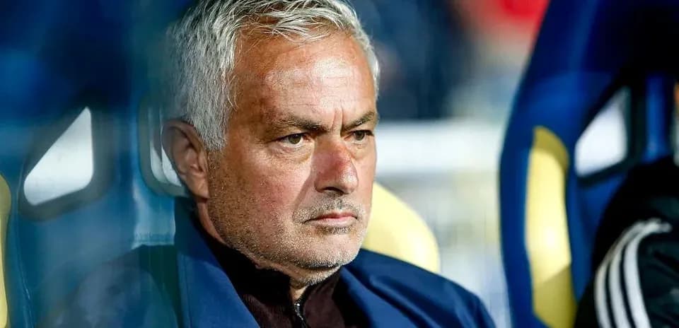 Entrenador sentado en el banquillo durante partido