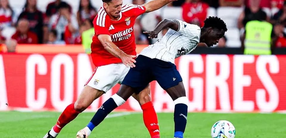Jugador de Benfica compitiendo por el balón