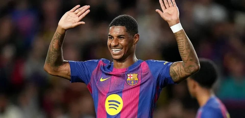 Jugador del Barcelona saludando al público en el estadio