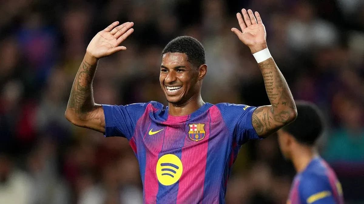 Jugador del Barcelona saludando al público en el estadio