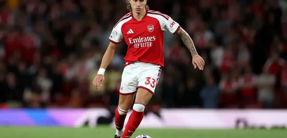 Jugador de Arsenal conduciendo el balón en el campo