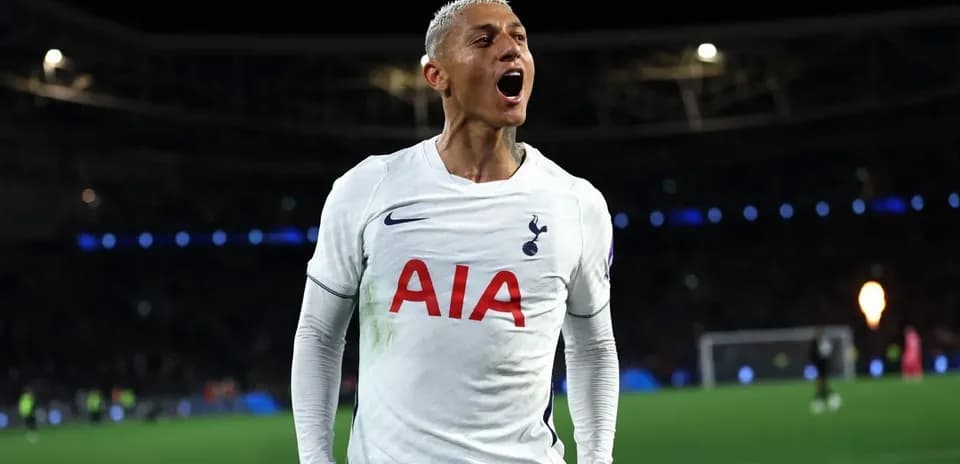 Jugador de Tottenham celebrando un gol en el campo