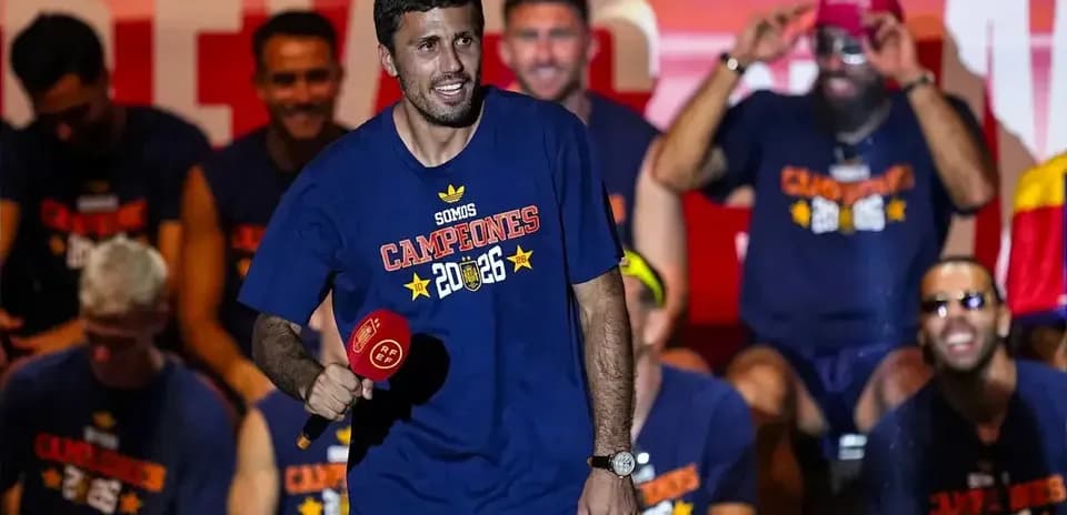 Jugador celebrando con micrófono en evento de premiación