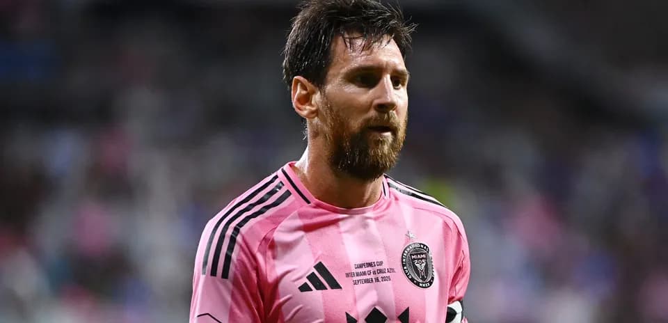 Lionel Messi en camiseta rosa durante el partido