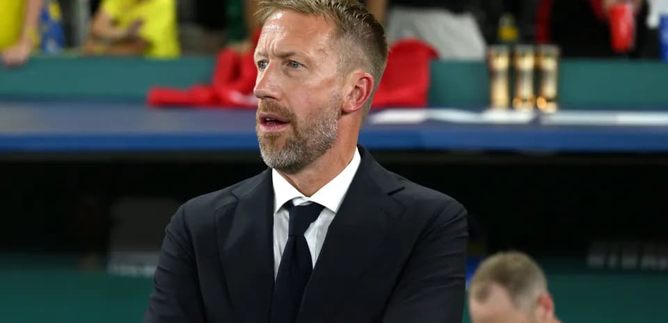 Entrenador observando el partido desde la banda