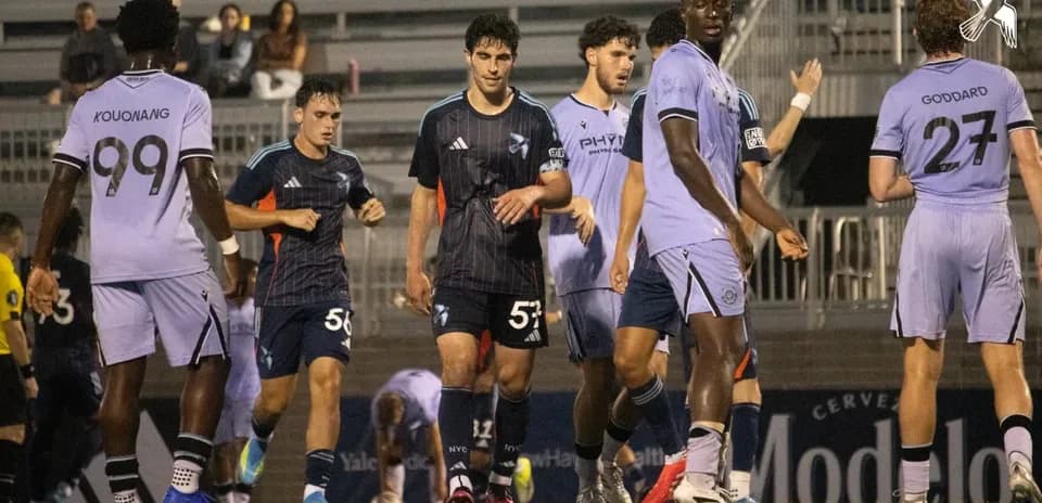 Jugadores en acción durante el partido de fútbol