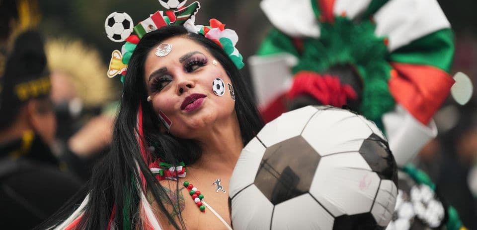 Fan mexicana sosteniendo un balón de fútbol