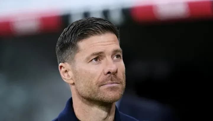 Entrenador observando el partido desde la línea lateral