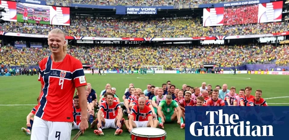 Jugadores de Noruega celebrando en el campo tras partido