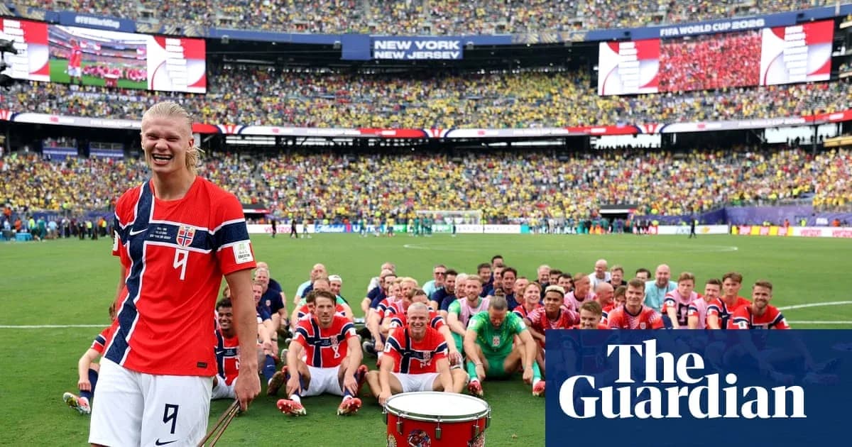 Jugadores de Noruega celebrando en el campo tras partido