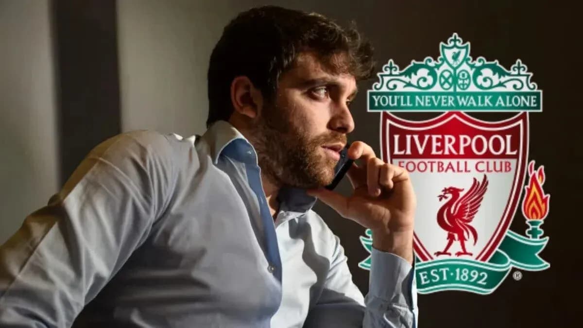 Hombre hablando por teléfono con logo de Liverpool