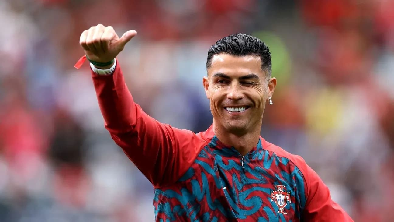 Cristiano Ronaldo saludando durante el calentamiento