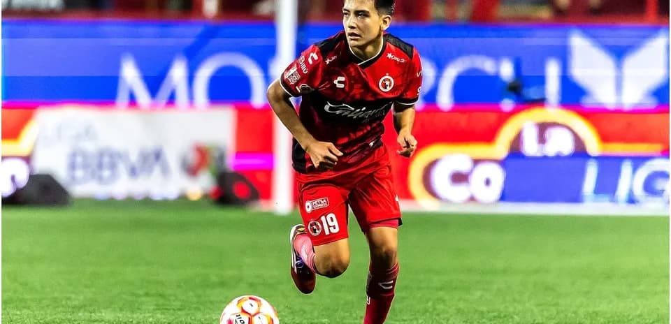 Jugador de Club Tijuana en acción