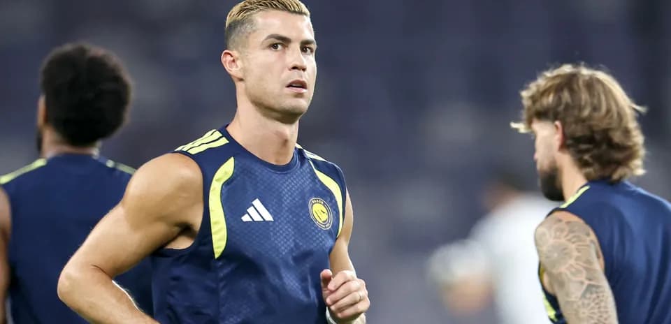 Cristiano Ronaldo entrenando con compañeros en campo
