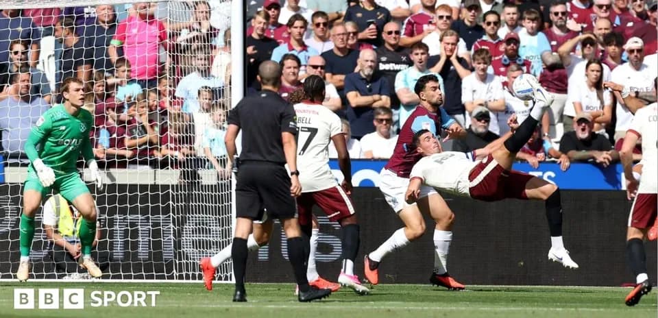 Jugador realizando un tiro acrobático en el área