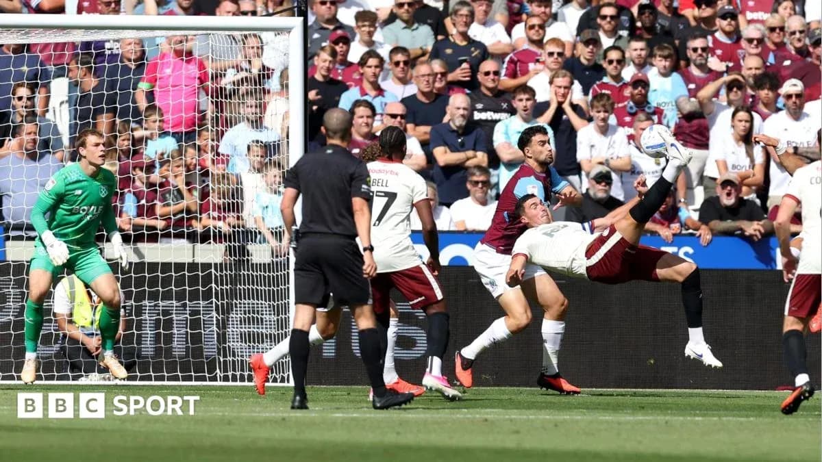 Jugador realizando un tiro acrobático en el área