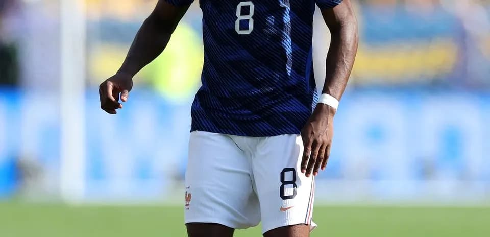 Jugador de Francia con balón en el campo