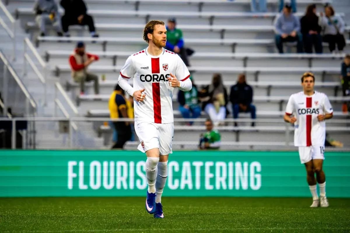 Jugador corriendo en partido de fútbol