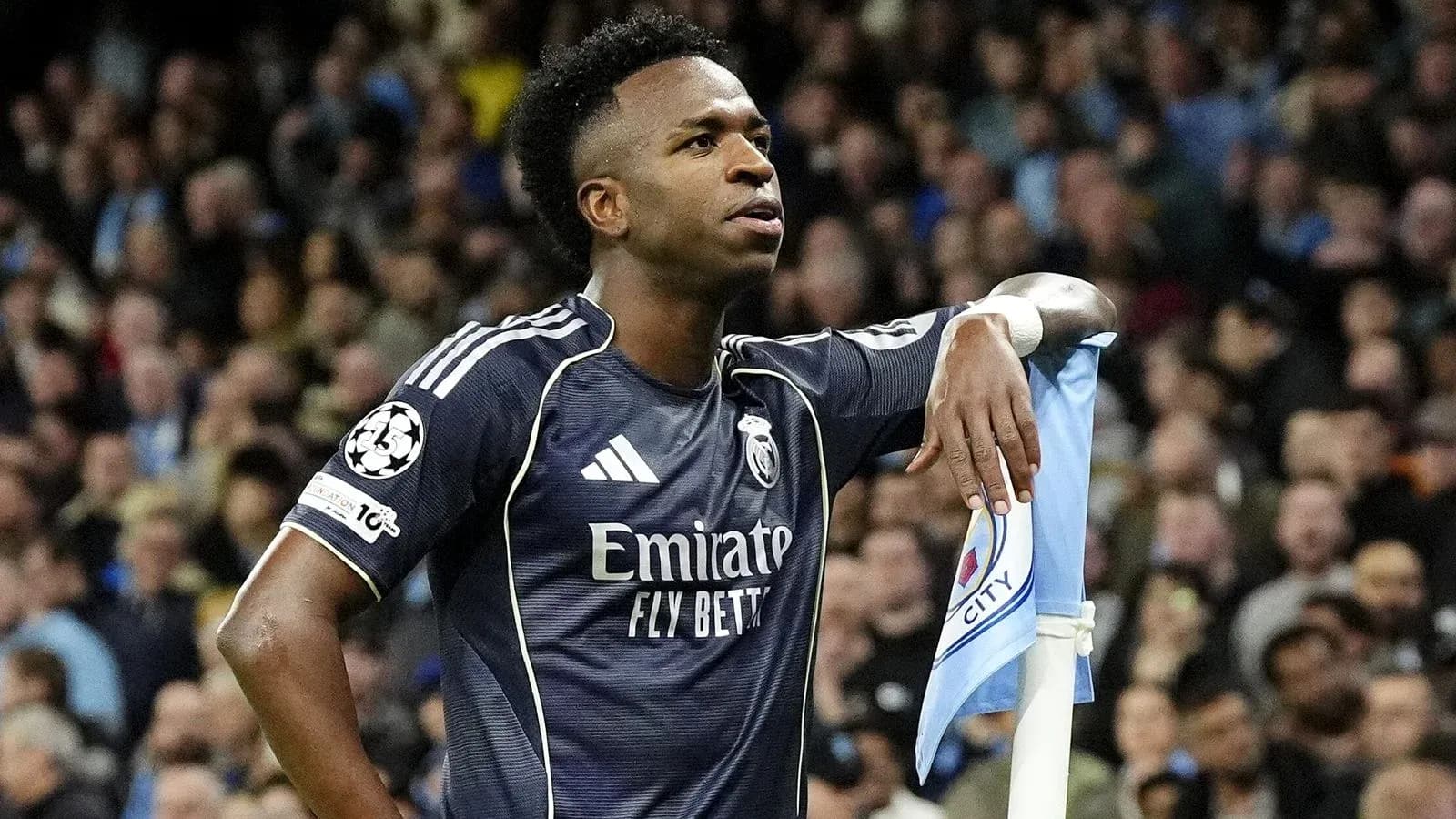 Jugador de Real Madrid junto al banderín de esquina