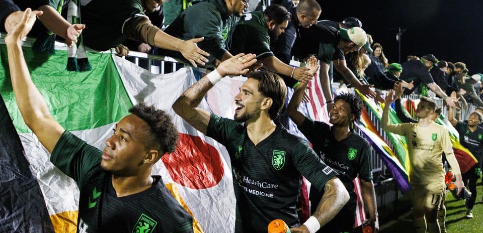 Jugadores de Lexington celebrando con aficionados