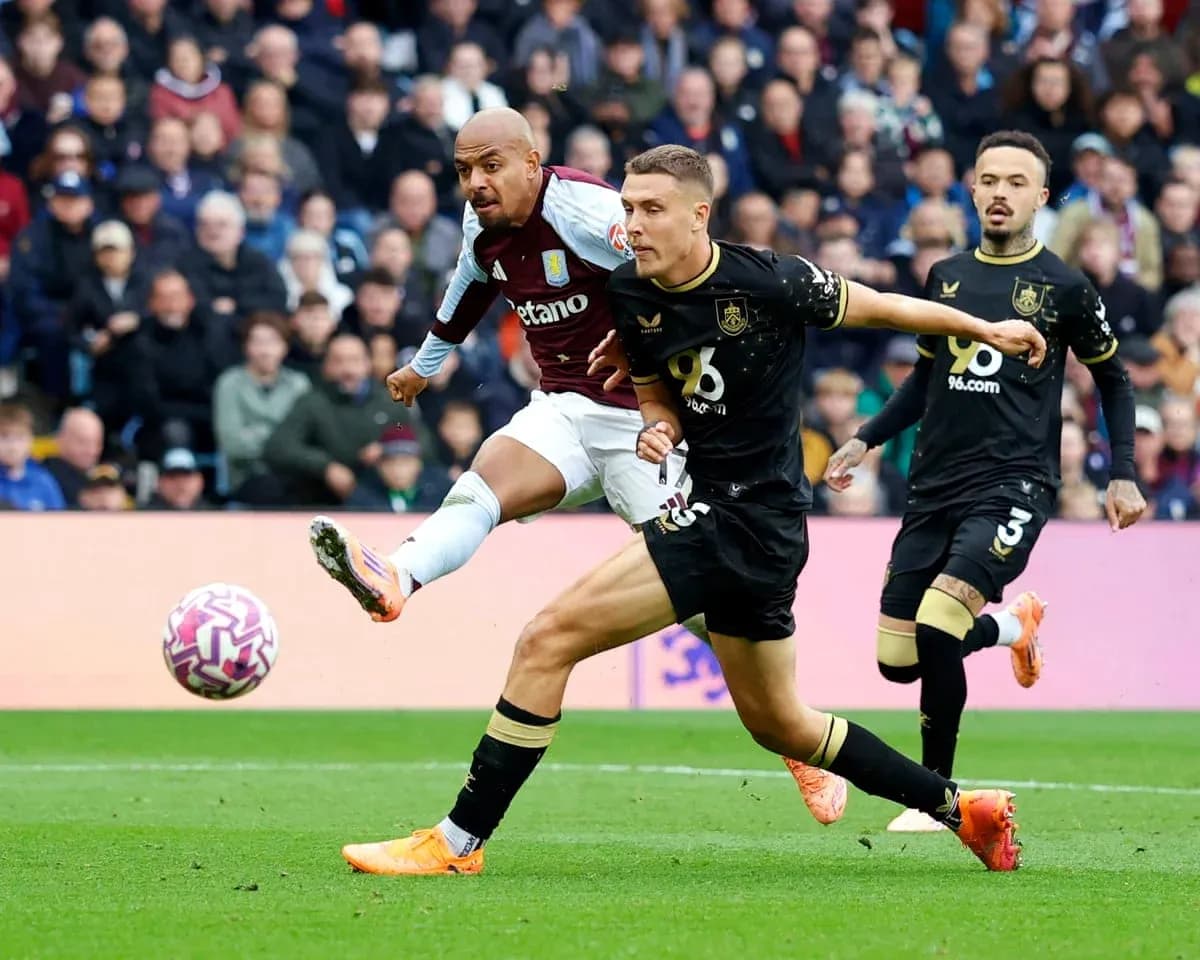 Jugador de Aston Villa disparando a puerta