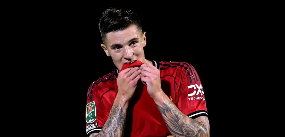 Jugador con camiseta roja sujetando su camiseta
