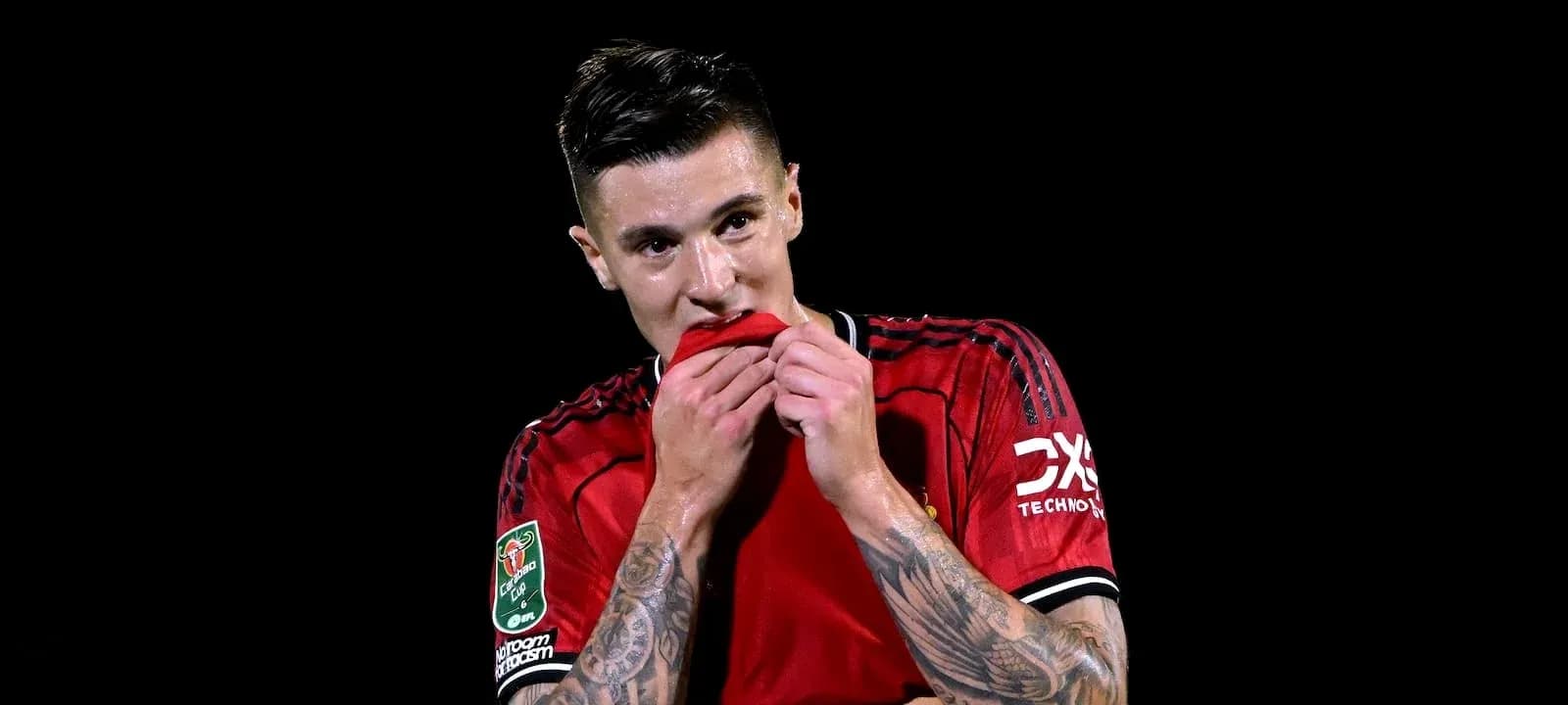 Jugador con camiseta roja sujetando su camiseta