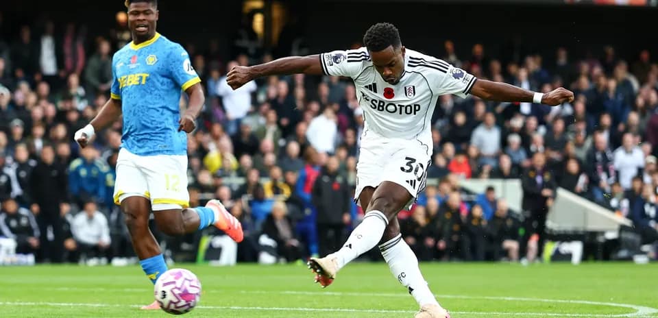 Jugador de Fulham disparando a portería