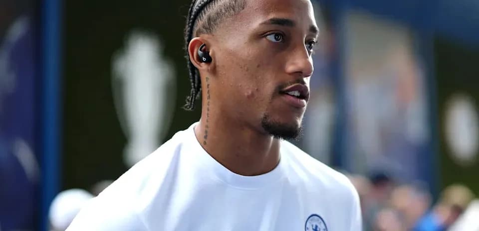 Jugador de Chelsea con camiseta blanca en el estadio