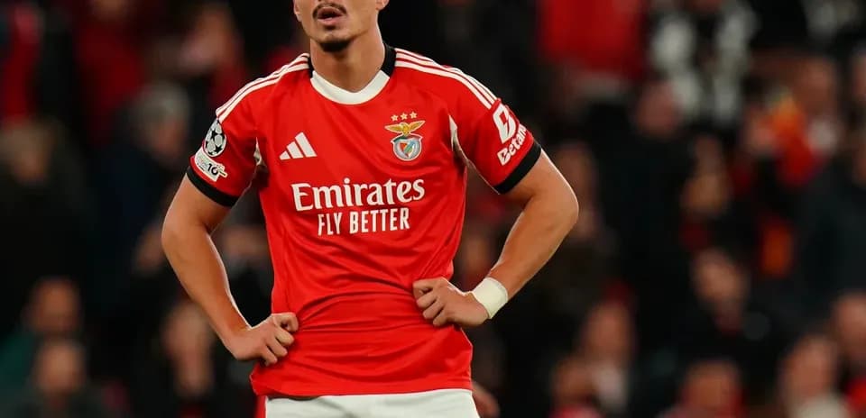 Jugador de Benfica luciendo frustrado en el campo