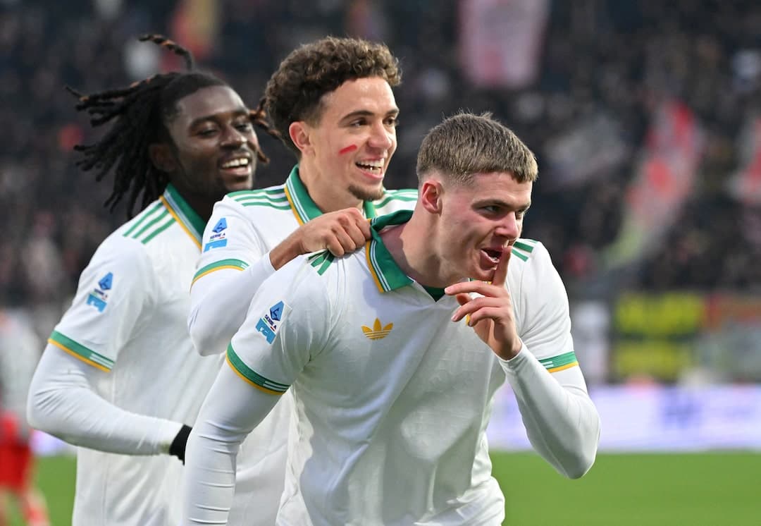 Jugadores celebrando un gol en el partido