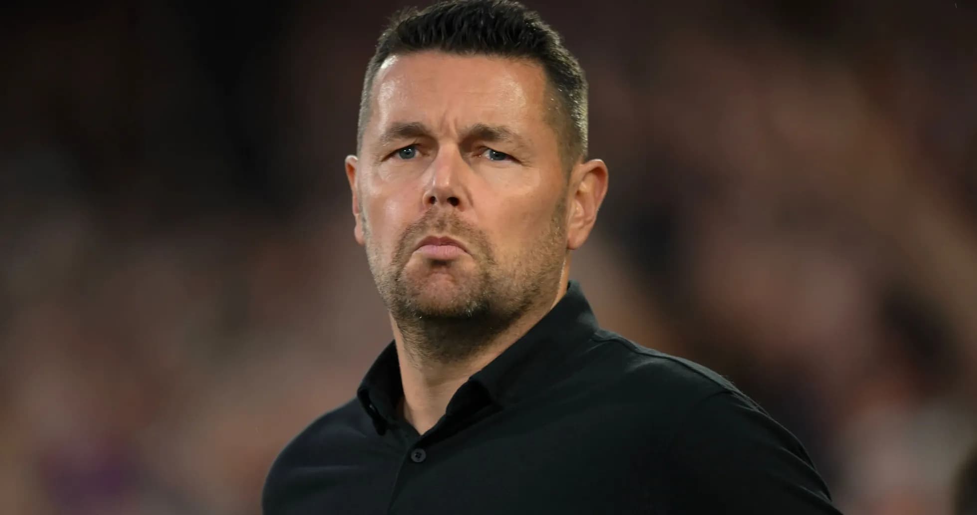 Entrenador observando el partido desde la banda