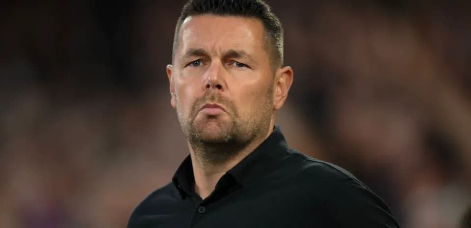 Entrenador observando el partido desde la banda