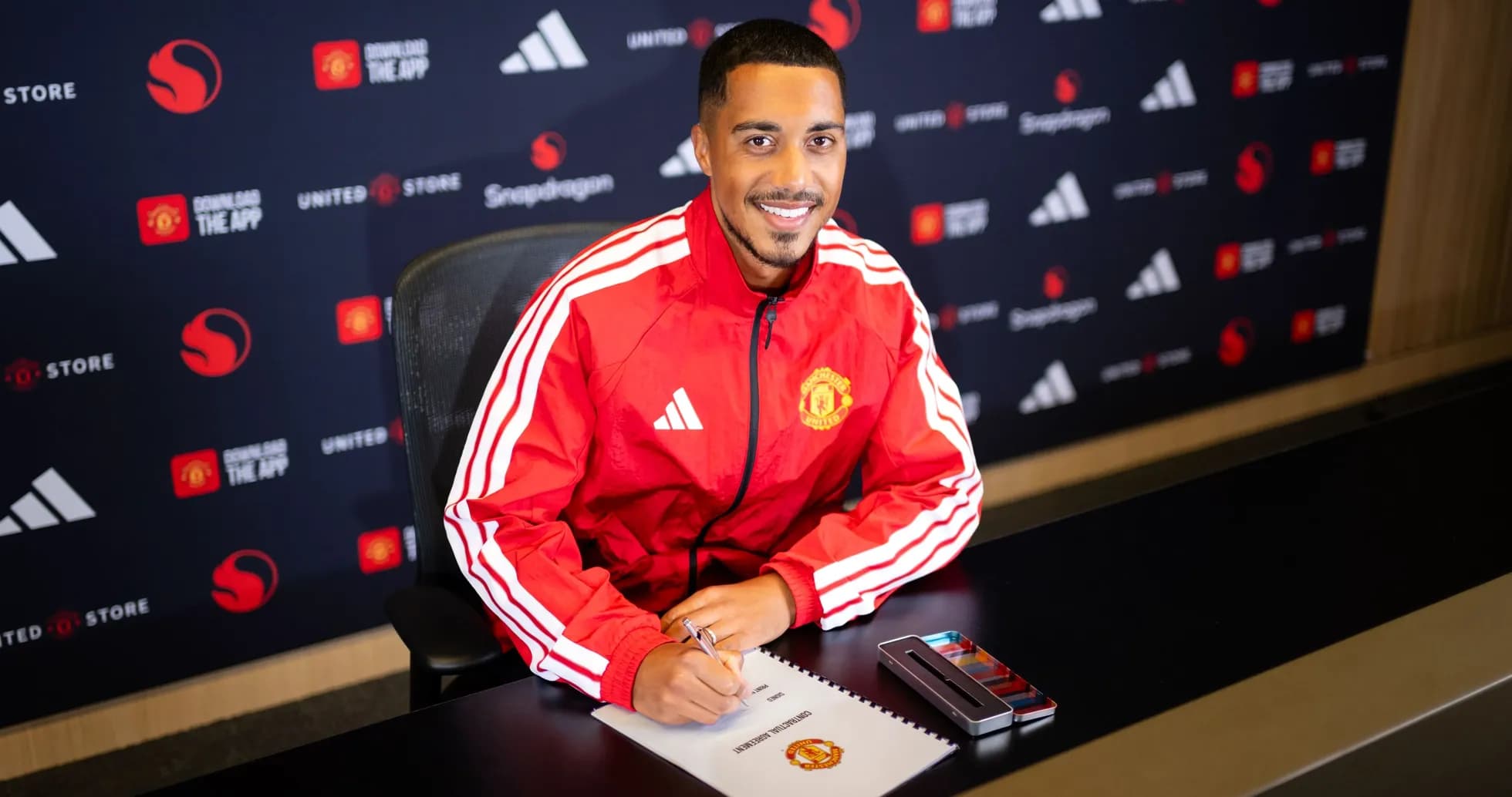 Jugador firmando contrato con Manchester United
